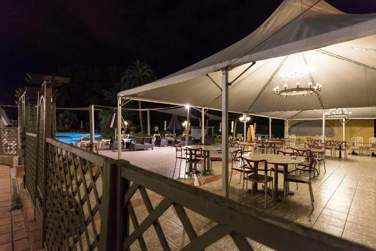 Hotel Castell Blanc Empuriabrava 3*,
