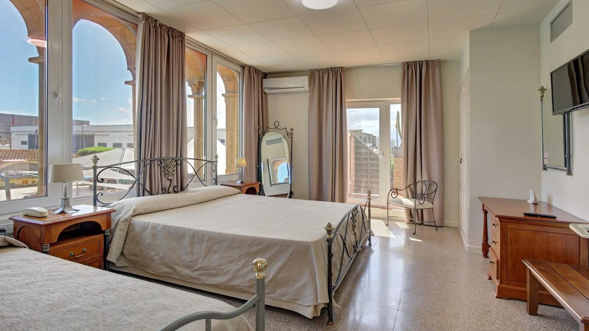 Hotel Castell Blanc Empuriabrava 3*,