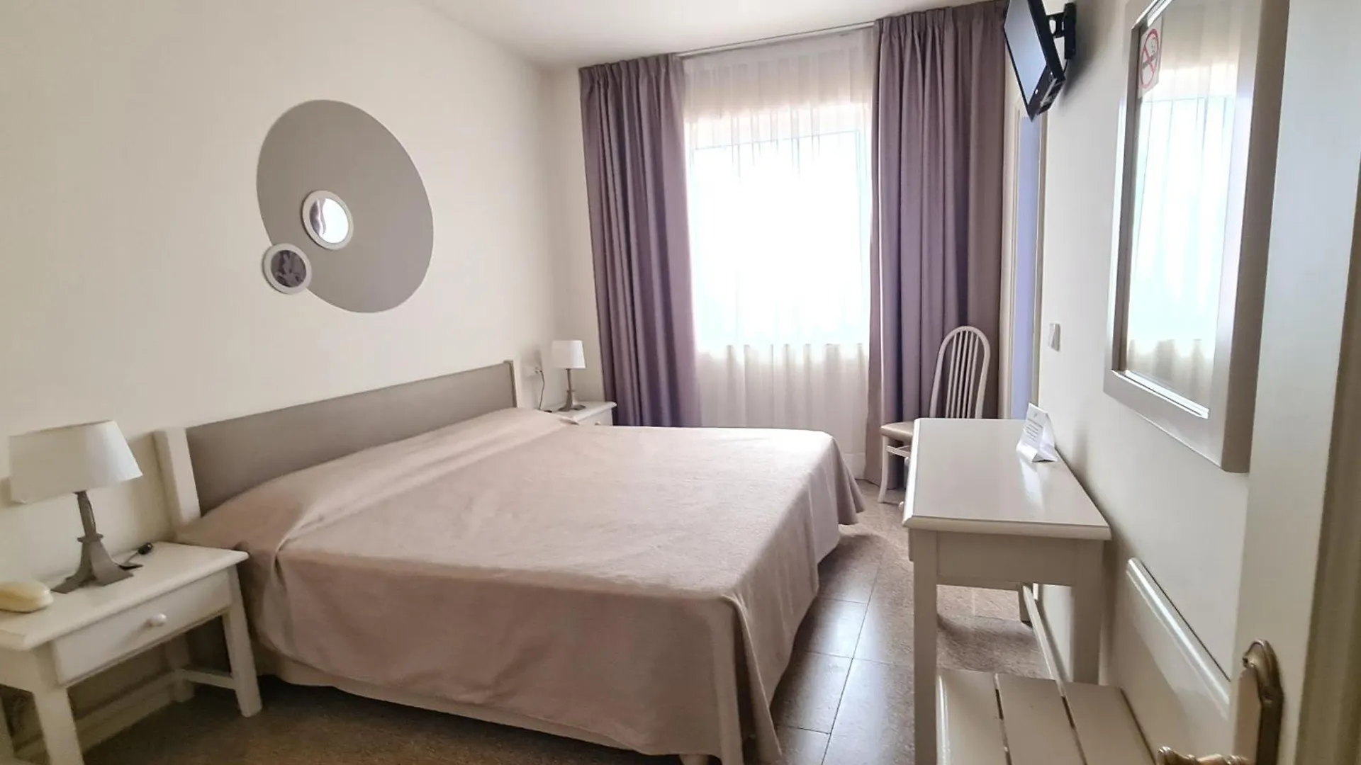 ***  Hotel Castell Blanc Empuriabrava Spain